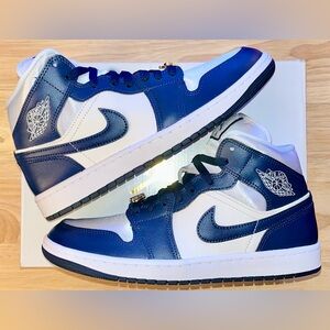 Wmns Air Jordan 1 Mid ‘Midnight Navy Gold Charms’